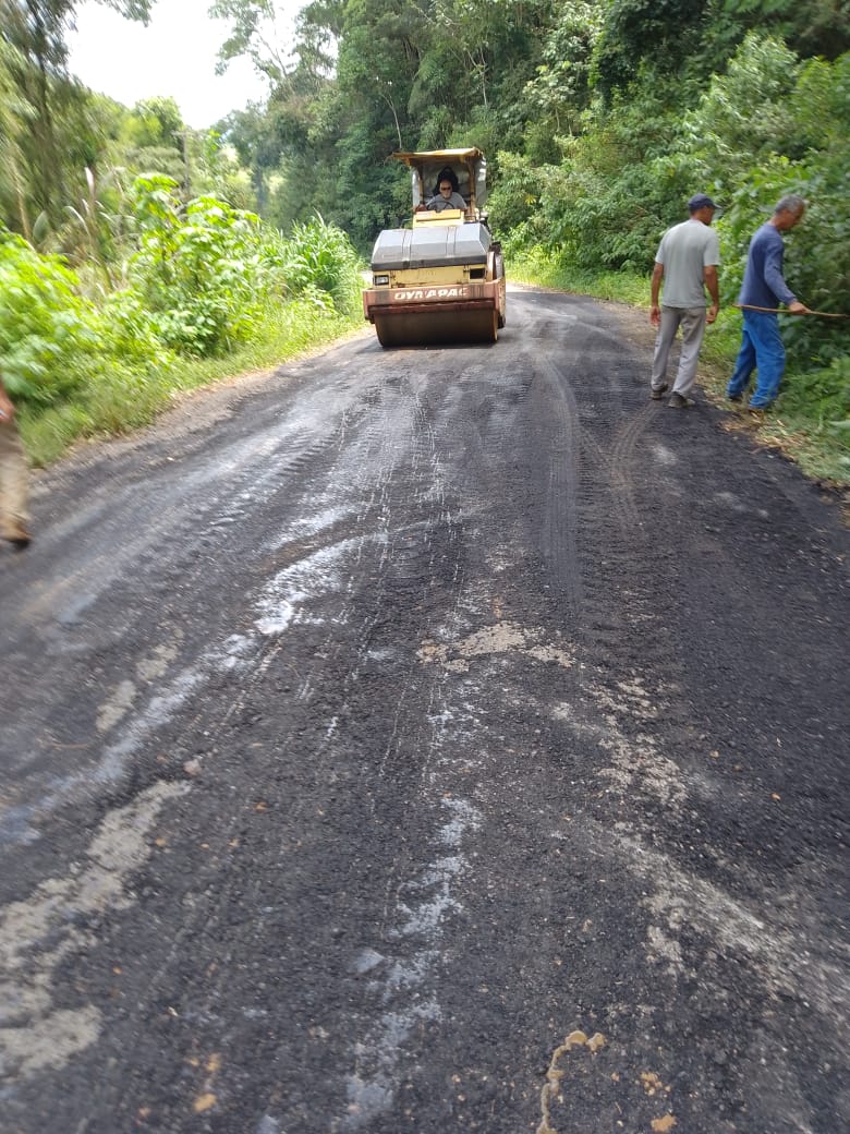 14/02 - Estrada João Egídio da Cunha, no bairro das Oliveiras, recebe serviços de manutenção