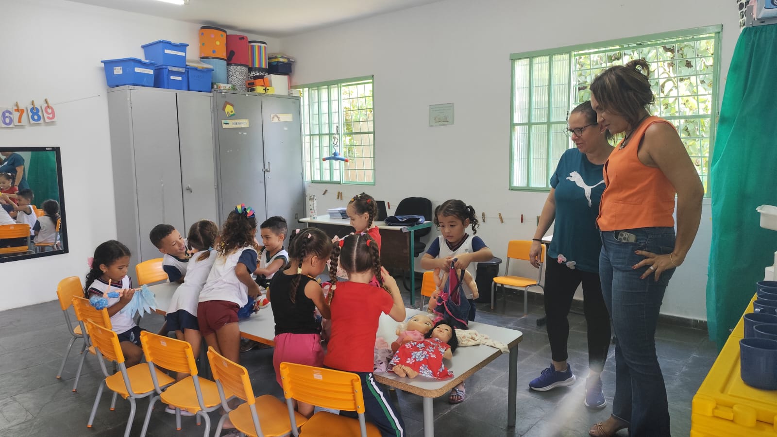 Escolas e creches do Araretama recebem visita da equipe da Educação