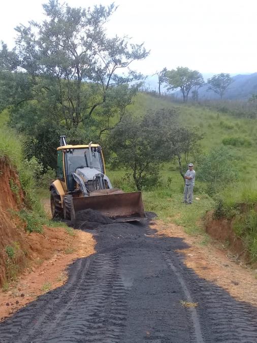 15/03 - Estrada rural do Bairro do Rodeio recebe melhoria em ponto crítico