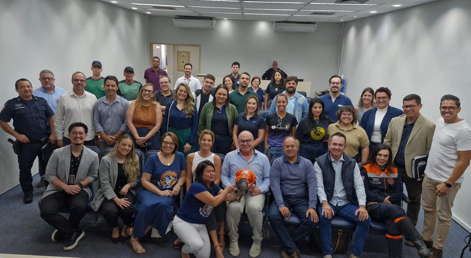 Prefeitura de Pinda recebe empresários locais e equipe da Band para apresentação do Dog Fashion Day