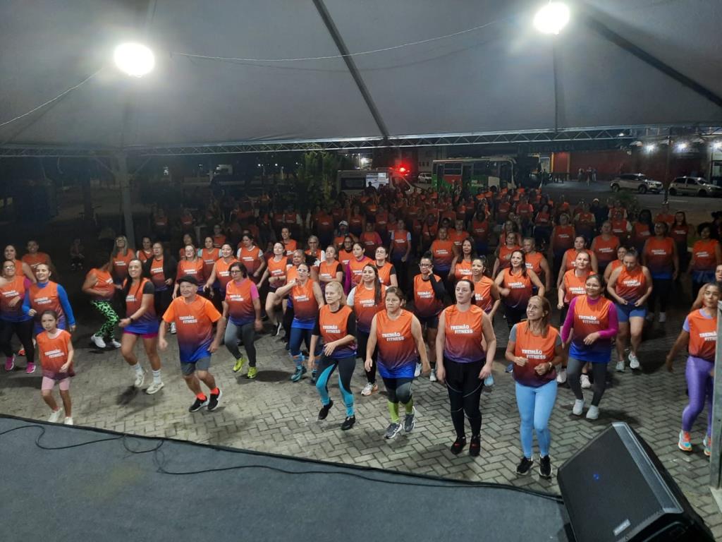 Treinão Fitness reúne cerca de 300 participantes e movimenta Praça 7 de Setembro com saúde e bem-estar