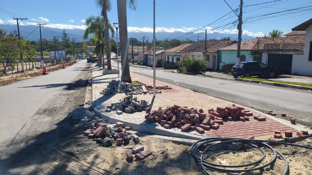 Revitalização da ‘Theodorico Cavalcante’ entra em reta final com asfalto novo