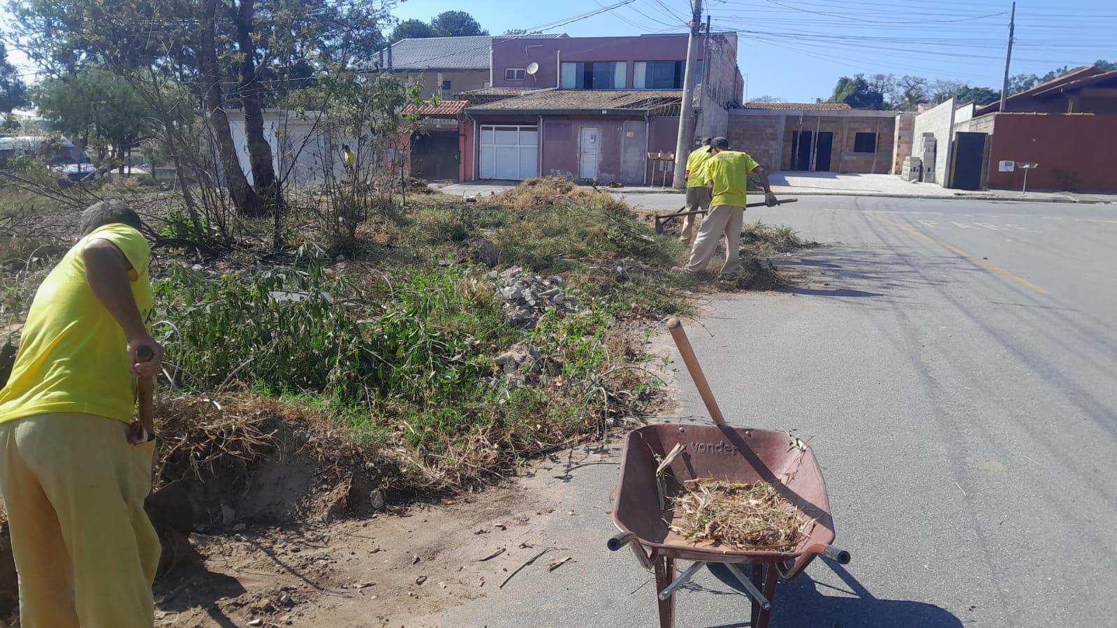 Prefeitura realiza serviços de limpeza no Santa Cruz e outros pontos da zona leste