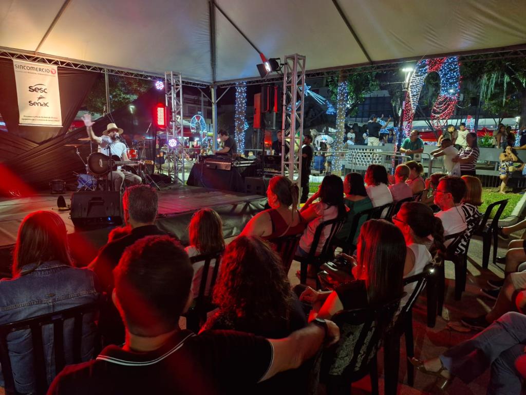 Natal encanta Pindamonhangaba com luzes, música e ruas cheias de alegria