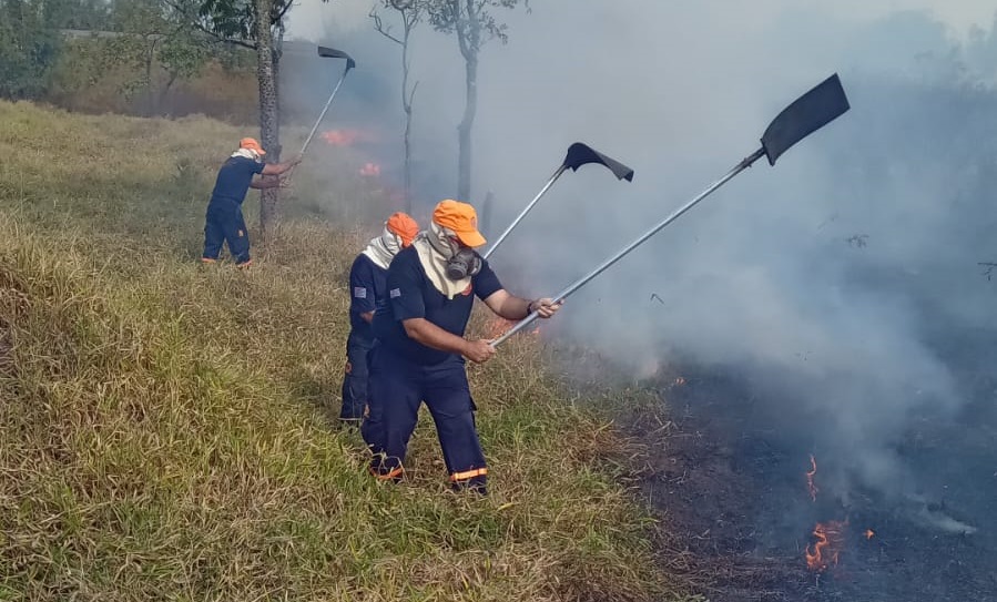 Queimada mobiliza Defesa Civil e Bombeiros por quatro horas no bairro Castolira