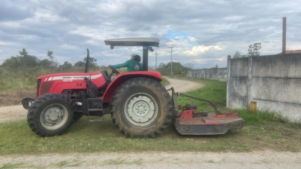 Desenvolvimento Rural realiza serviços de roçada e reforça manutenção das estradas rurais de Pinda