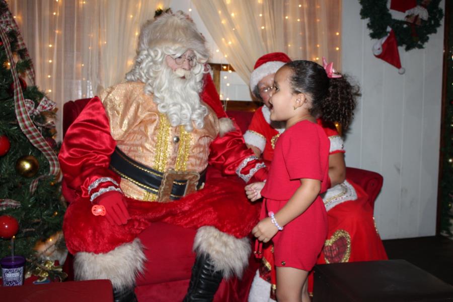 Centenas de pessoas prestigiam o Natal Encantado no centro de Pindamonhangaba