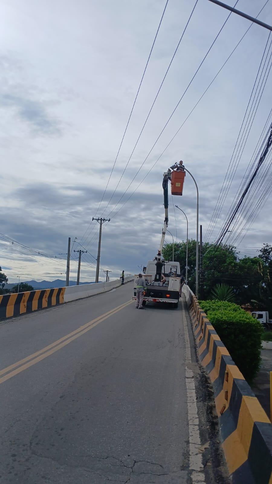 Viaduto de Moreira César recebe nova iluminação após fiação furtada