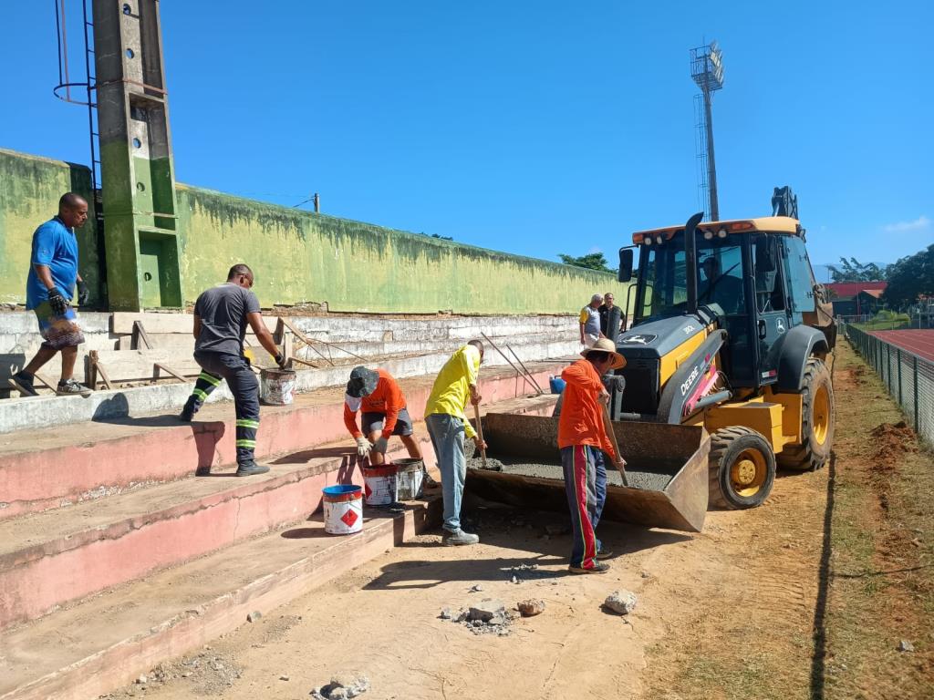 Prefeitura inicia reforma na arquibancada da pista de atletismo do ‘João do Pulo’