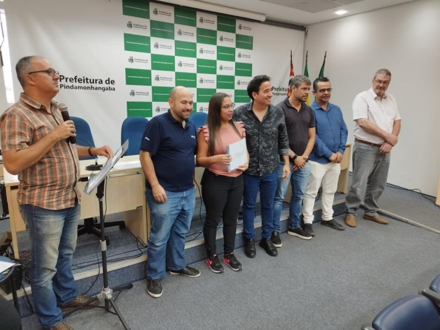 Prefeitura entrega mais certificados para formandos do Via Rápida