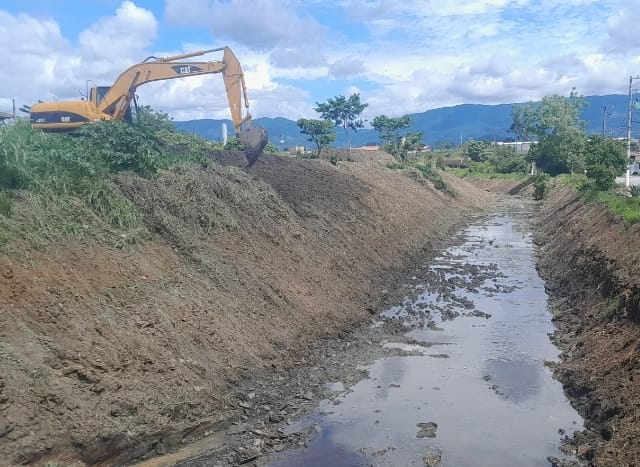 Prefeitura realiza nova limpeza na região do córrego do Araretama