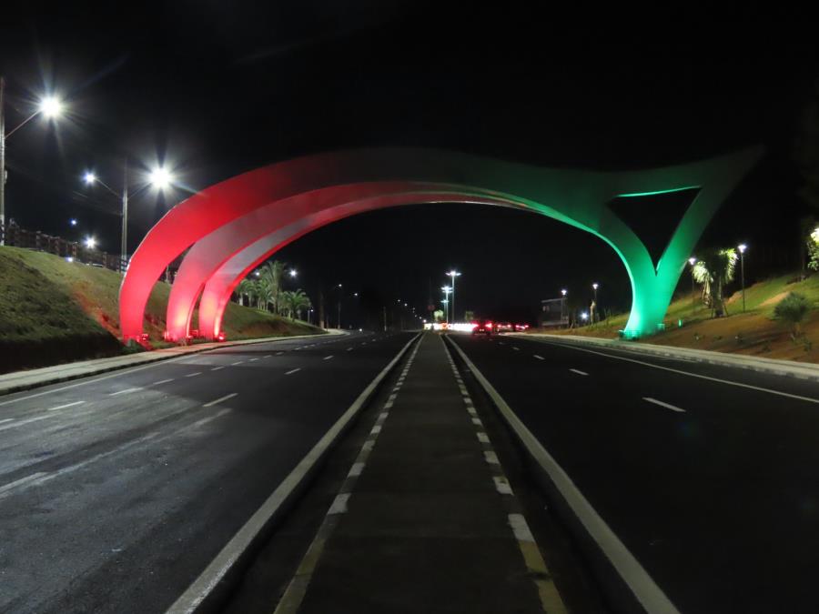 Inaugurado, pórtico de entrada ganha iluminação com as cores da cidade