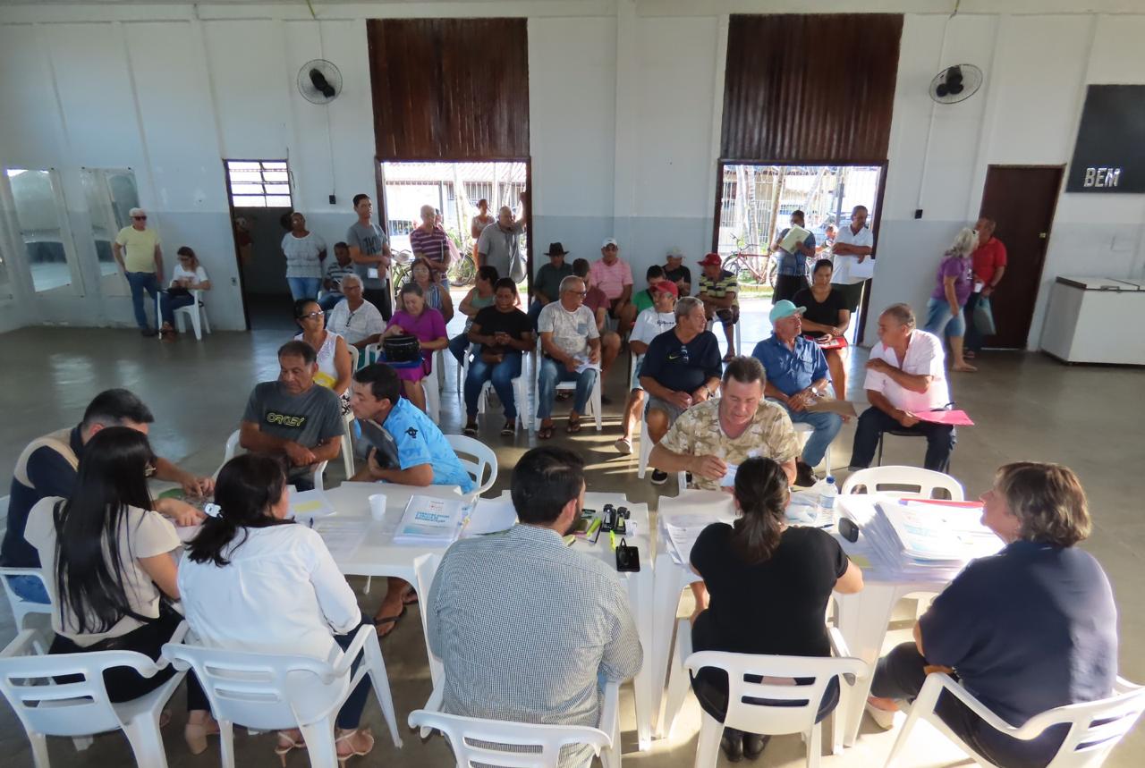 Prefeitura entrega contratos de doação no Azeredo, Laerte Assumpção, Castolira e Maricá para regularização de imóveis