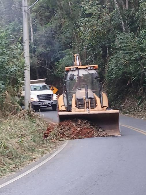 Prefeitura realiza Operação Macuco para limpeza de acostamentos em estradas rurais de alto fluxo