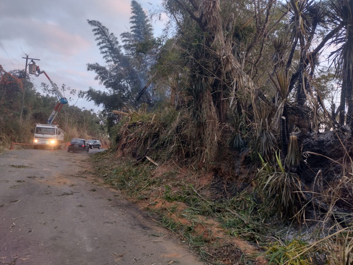 Ação conjunta evita danos em ocorrência de obstrução de estrada rural em Pindamonhangaba