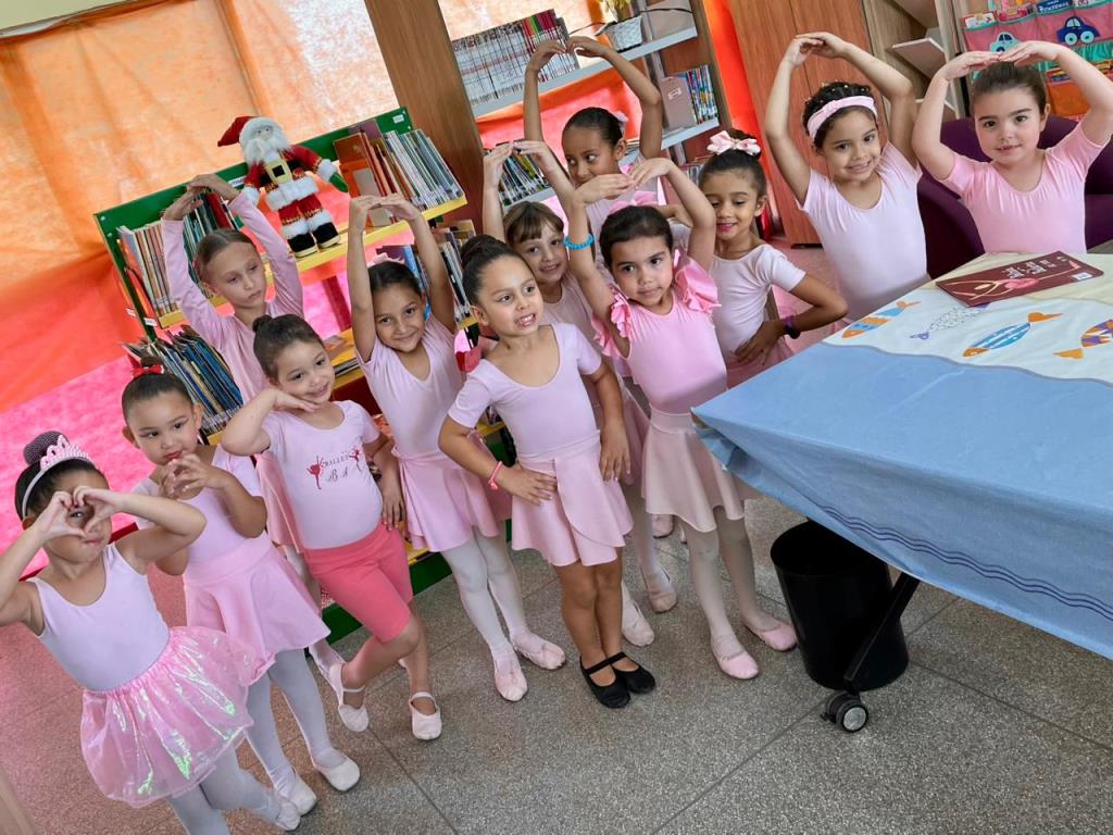 Bailarinas participam de atividade especial sobre representatividade na Estação Cidadania