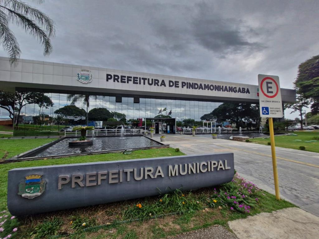 Prefeitura de Pinda implanta chafariz no espelho d’água do Paço Municipal