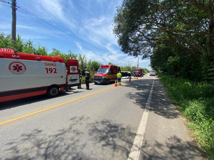 Equipe do SAMU e Bombeiros resgatam vítima de capotamento na ‘Caio Gomes Figueiredo’