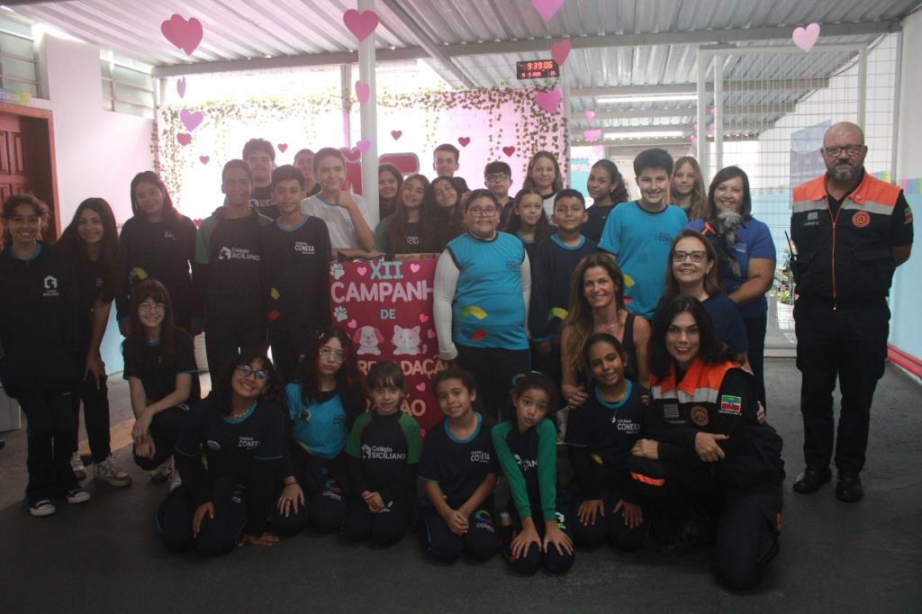 Campanha no Colégio Conexa arrecada 100 quilos de ração para causa animal