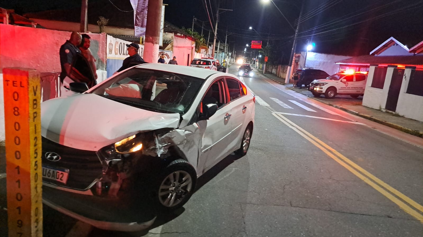 Menor dirigindo sem habilitação bate carro após fugir de blitz em operação de fiscalização a fluxos