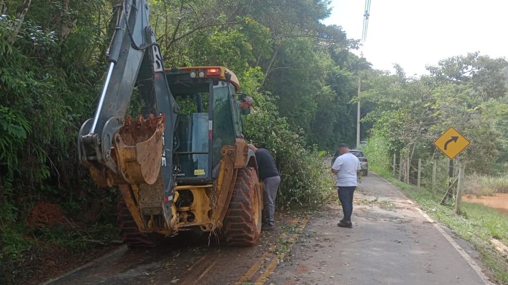 Prefeitura de Pinda desobstrui Estrada José Benedito Marcondes Vieira
