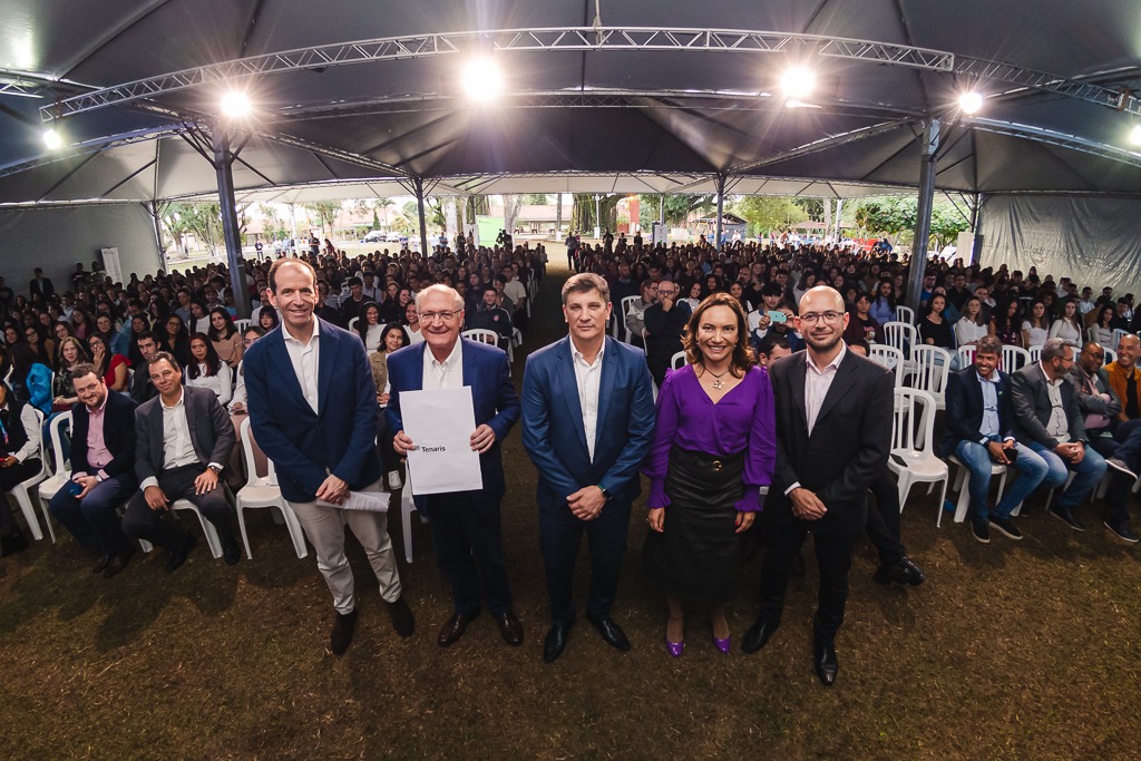 20/06 - Autoridades participam de premiação educional na Tenaris Confab