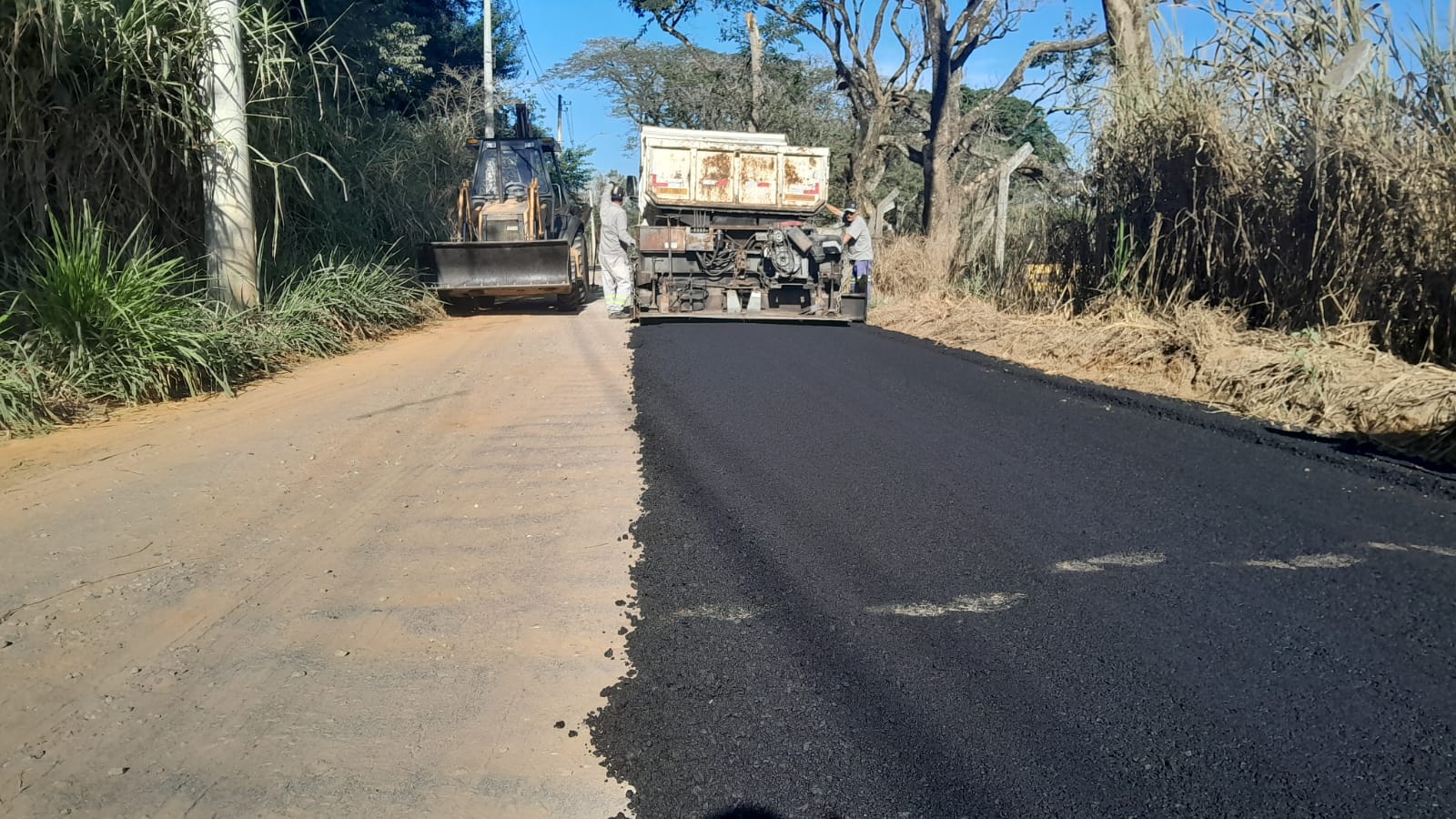 Asfalto na Zona Rural: Prefeitura inicia pavimentação nos pontos mais críticos da Estrada do Borba