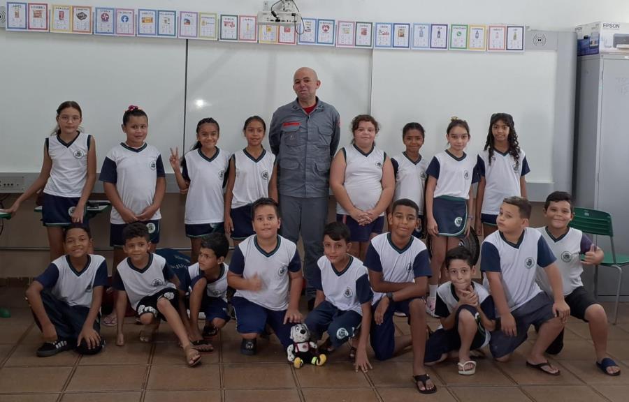 Programa Bombeiro na Escola promove aula especial com participação de pais e responsáveis