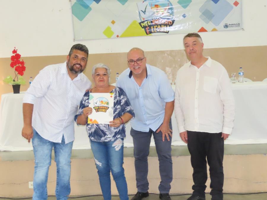 21/09 - Moradores do Azeredo recebem contratos de doação para escritura