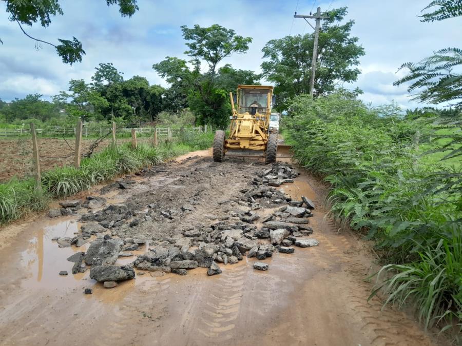 Prefeitura realiza manutenção em estradas do Goiabal e Colmeia