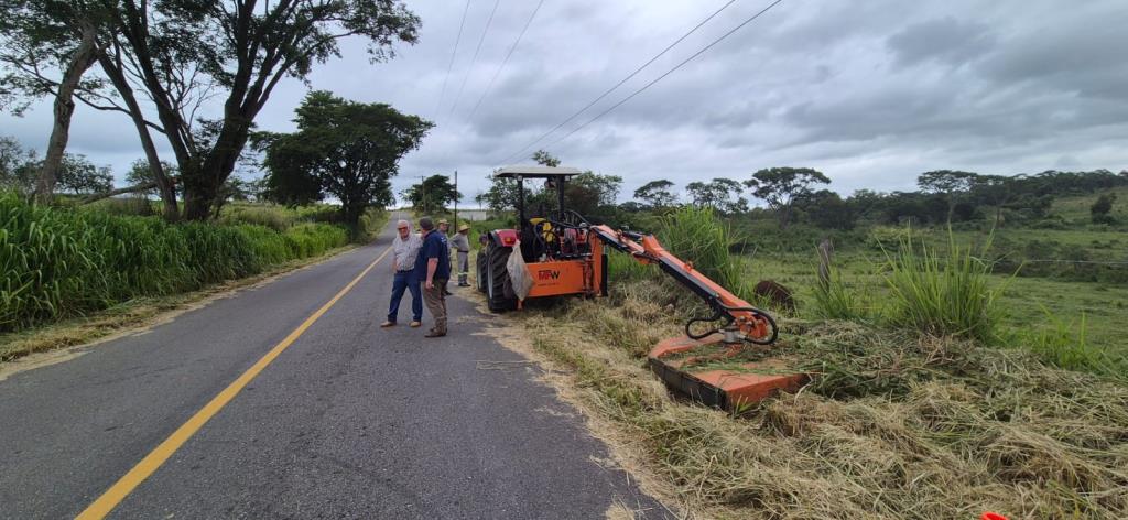 Desenvolvimento Rural acompanha serviços em estradas rurais do município