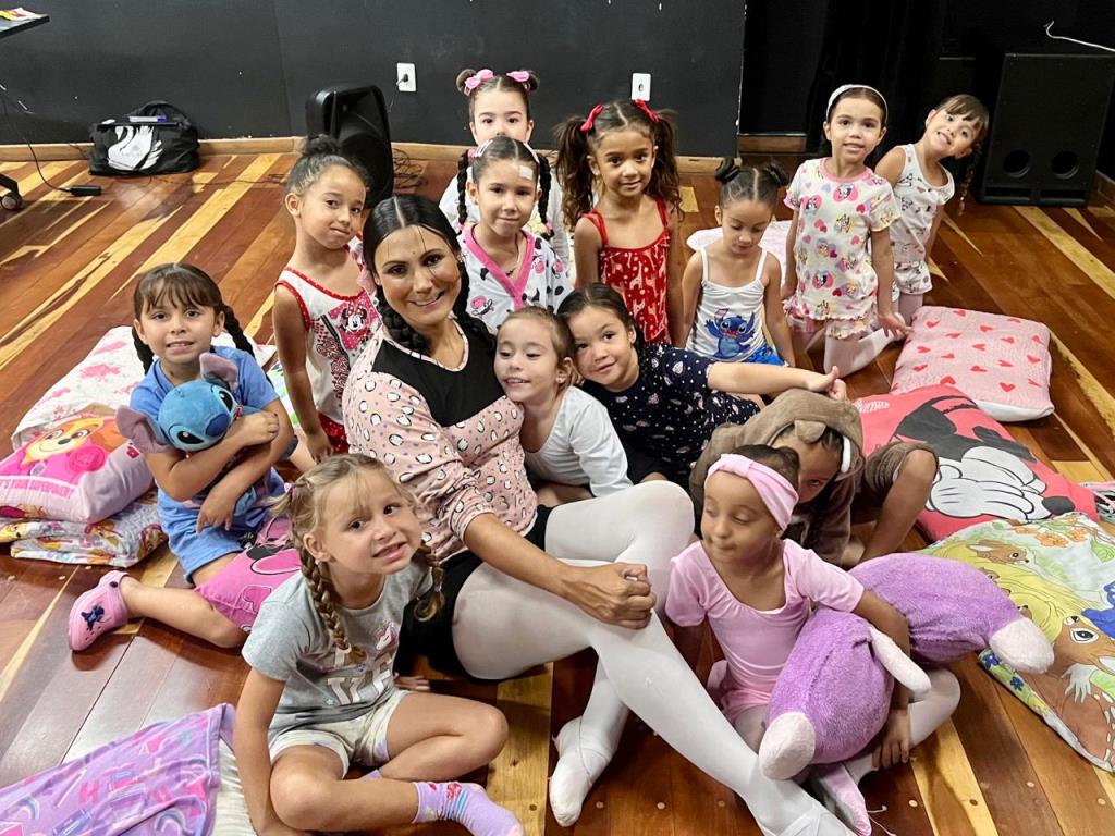 Programa Aprendiz realiza “Dia do Pijama – Ballet nas Férias” na Estação Cidadania