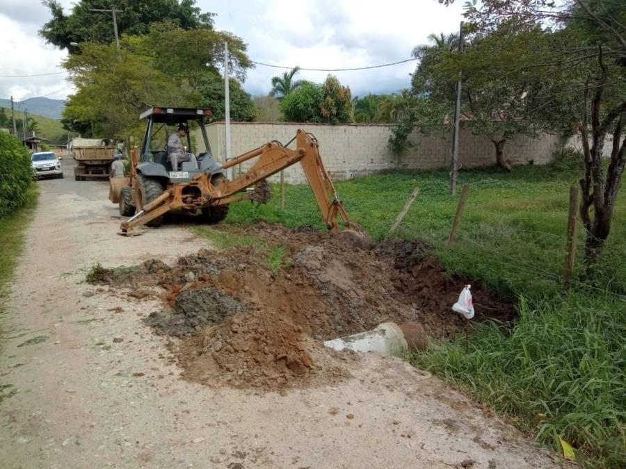22/02 - Prefeitura executa reparo em tubulação rompida em estrada do Ribeirão Grande