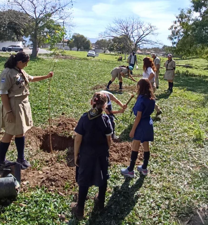 Prefeitura e Escoteiros Maanaim plantam mudas nativas em nascentes do bairro Mantiqueira