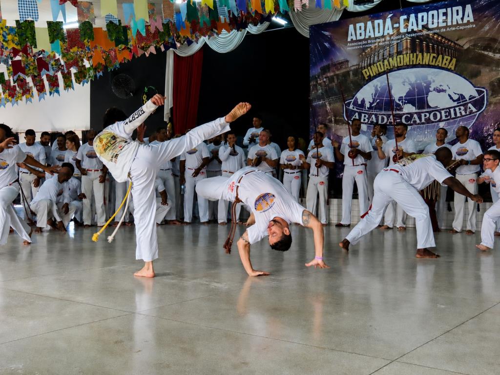Pindamonhangaba recebe evento de batizado e troca de cordas da Escola Abadá-Capoeira