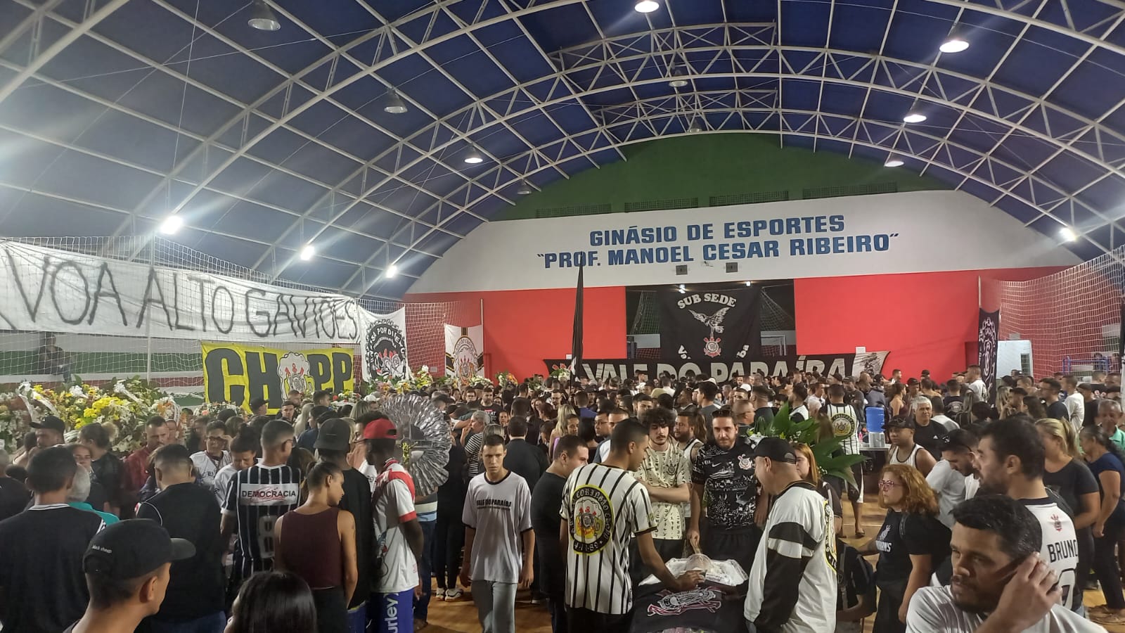 22/08 - Velório coletivo de reúne milhares de torcedores na Quadra Coberta