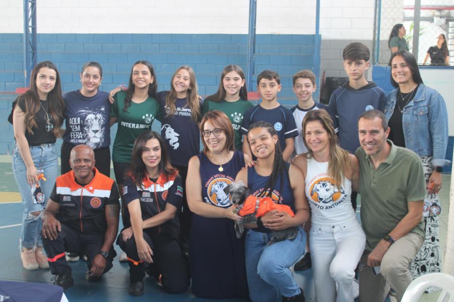 Projeto Antonieta nas Escolas visita Anglo e arrecada 450kg de ração