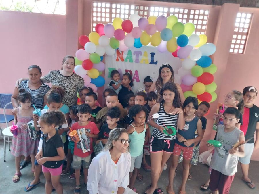 "Fada do Dente" entrega certificados a crianças do Castolira por conclusão de tratamento dentário