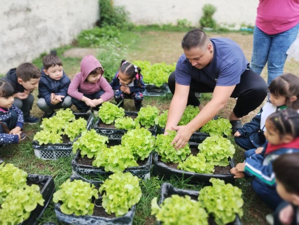 Retrospectiva 2025: Educação avança em Pindamonhangaba: 15,6 mil alunos atendidos, 3.350 Chromebooks e 17 escolas premiadas em 2025