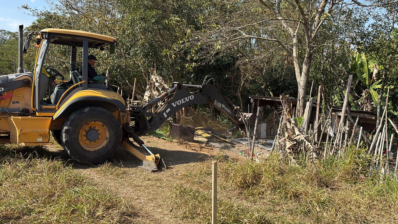 Prefeitura cumpre decisão judicial e realiza reintegração de posse em área de preservação ambiental
