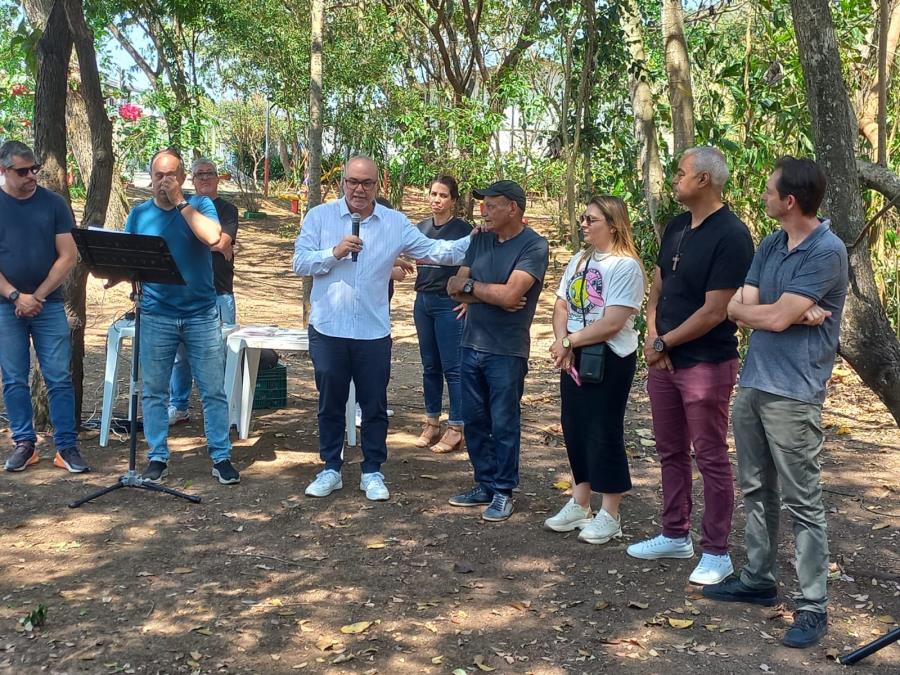 Prefeitura entrega campo de futebol society a moradores do Vila Suíça