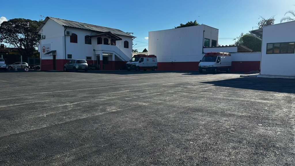 Prefeitura pavimenta estacionamento da nova sede do SAMU e melhora fluxo de viaturas