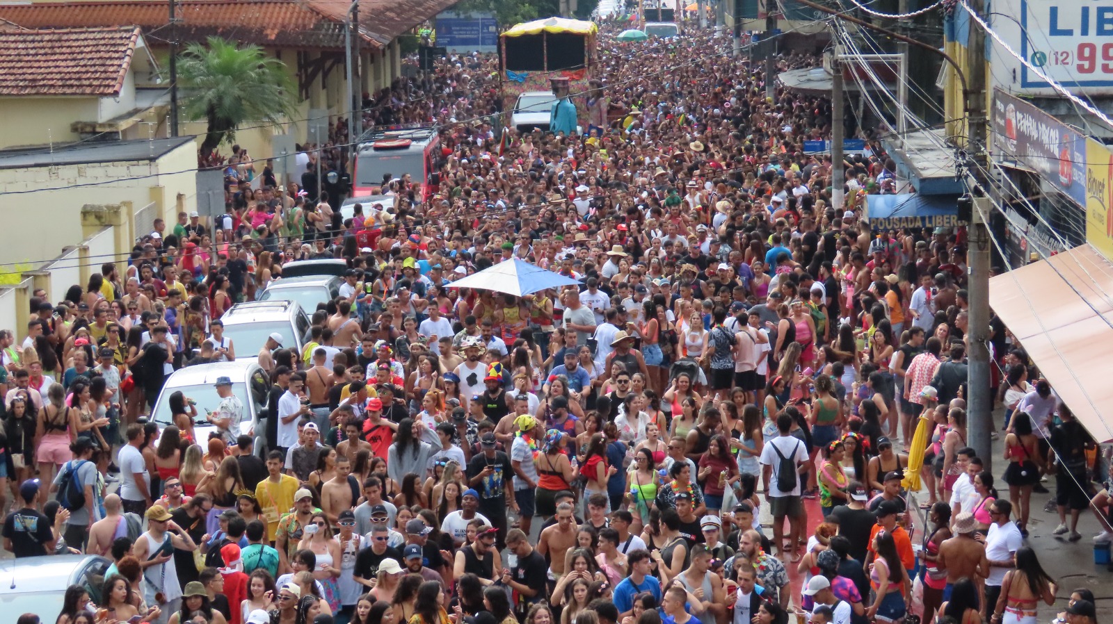 24/02 - Carnaval de Pinda atrai milhares de pessoas
