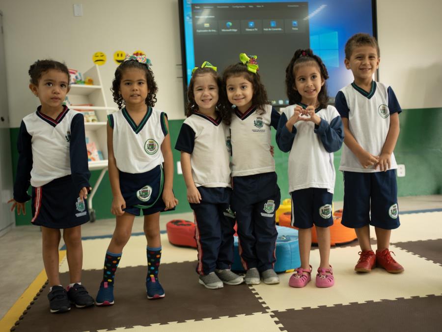 24/02 - Com investimento de R$ 3,6 milhões, Prefeitura inicia entrega de uniformes escolares