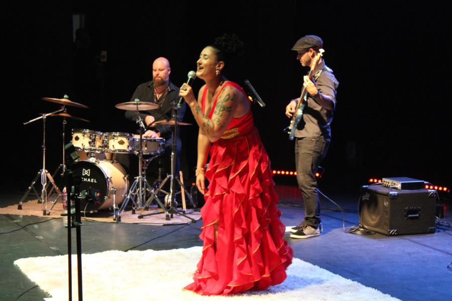 Show “Nas curvas de Elis” emociona o público no Teatro Galpão em Pinda