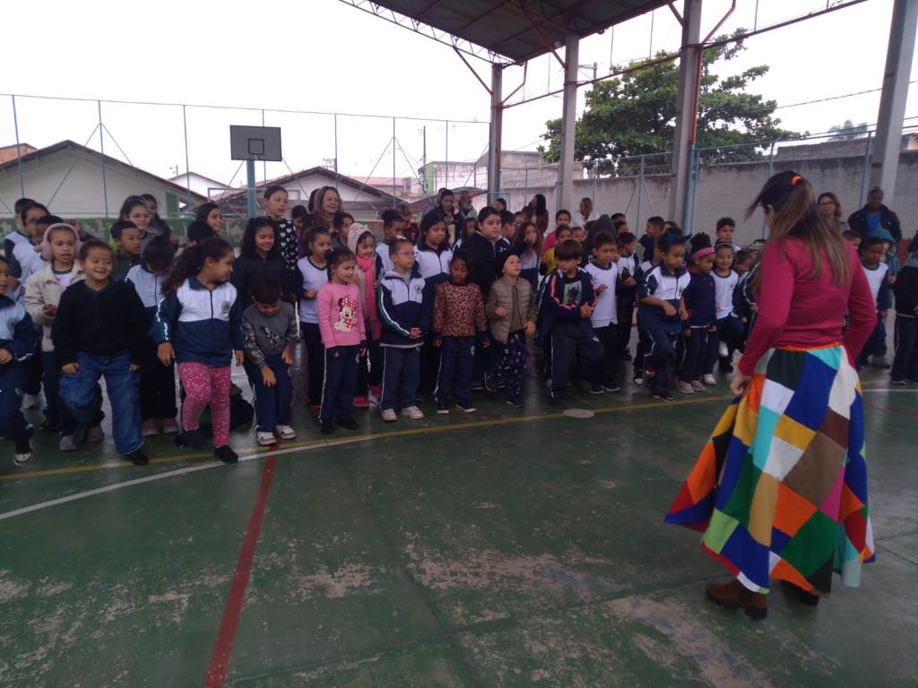 Escola Regina Célia recebe apresentação de contos do folclore brasileiro no Araretama