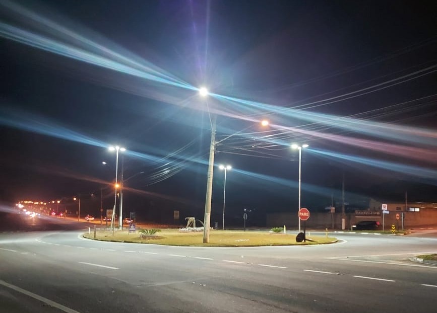 24/08 - Setor de Elétrica implanta iluminação LED em diversas praças e rotatórias de Pinda
