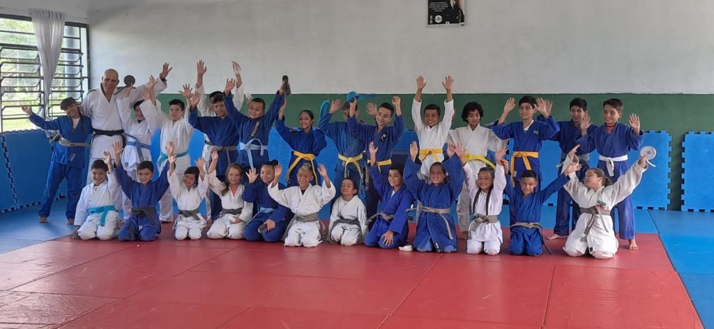 Alunos do C.E Zito participam de cerimônia de troca de faixas e graduação