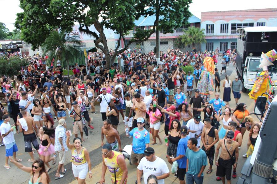 Pré-carnaval de Moreira César leva multidão ao Juca Teles e ao show de DonnaFlô