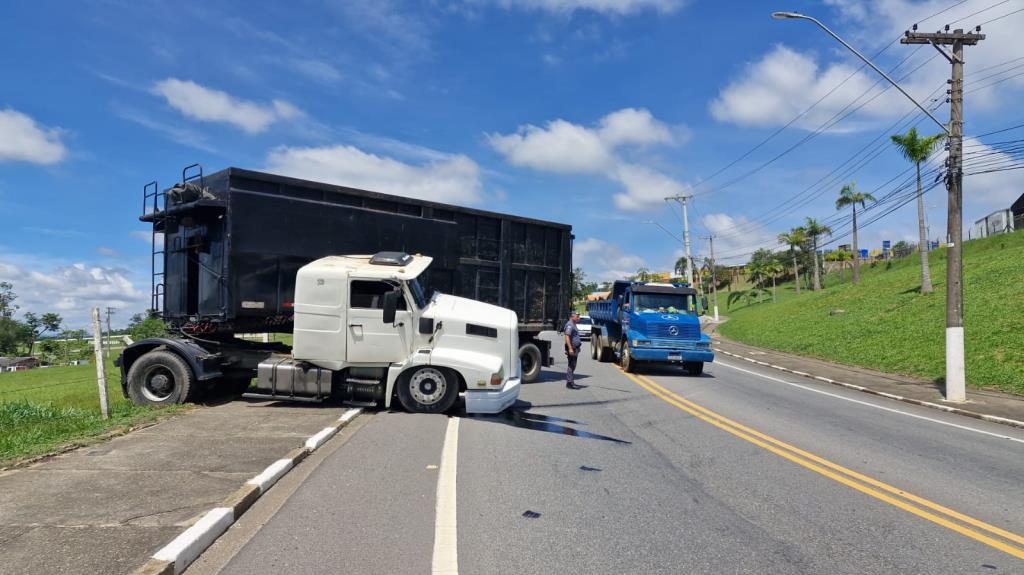 Falha mecânica em caminhão causa acidente na entrada da cidade
